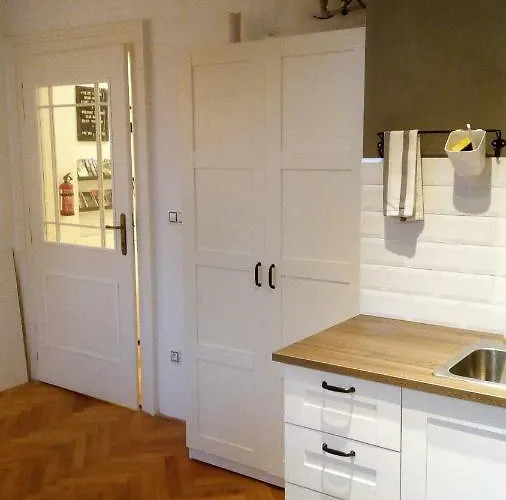 Uvoz Street 64 Apartament *